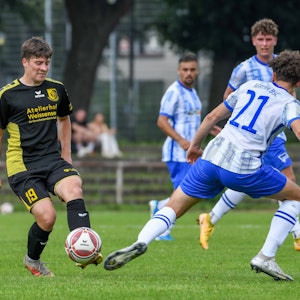 Florian Sander von der VSG Altglienicke im Zweimapf mit Ensar Aksakal von Hertha BSC II