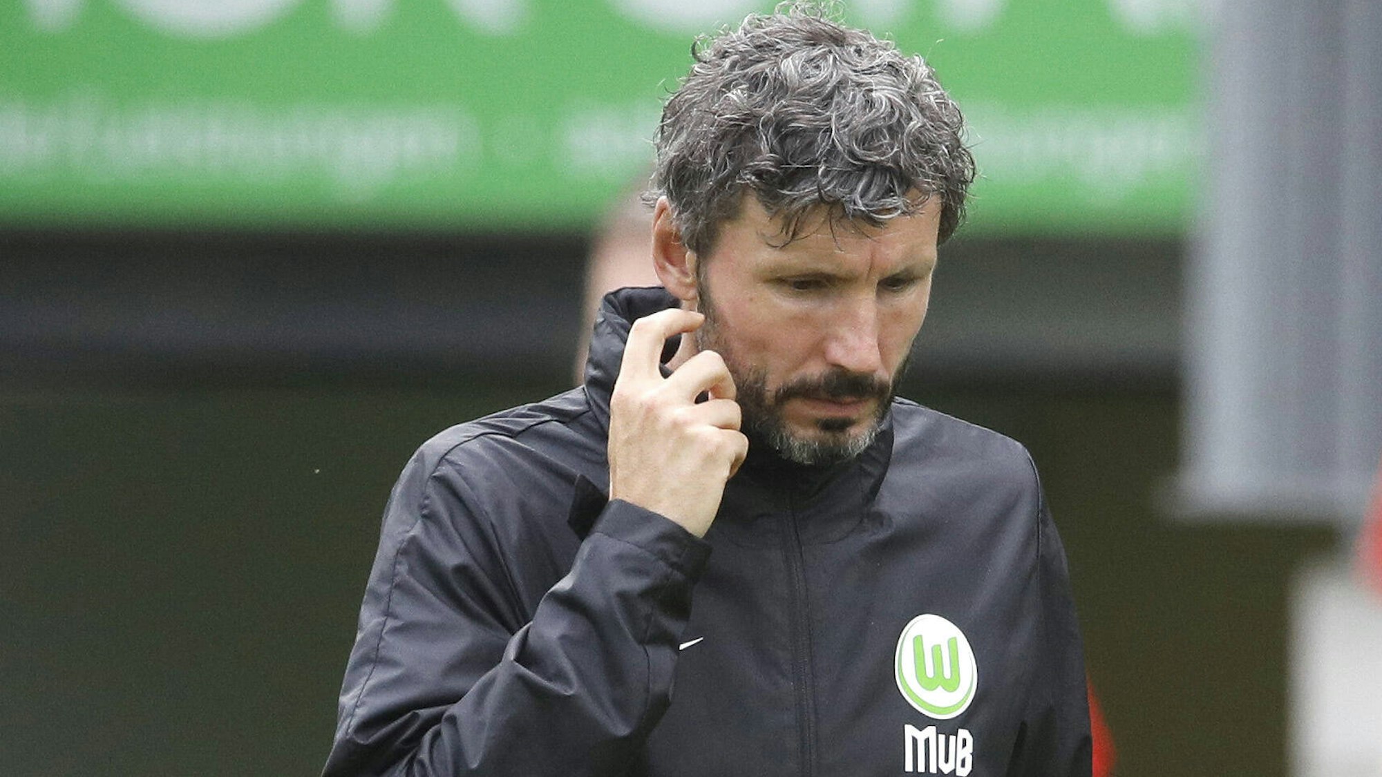 Mark van Bommel, Trainer des VfL Wolfsburg, am 14. Juli 2021 am Seitenrand.