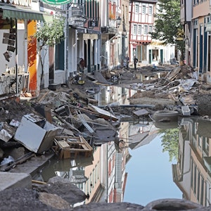 Wasser steht im Ortskern: In Bad Münstereifel hat die über die Ufer getretene Erft erhebliche Schäden angerichtet.
