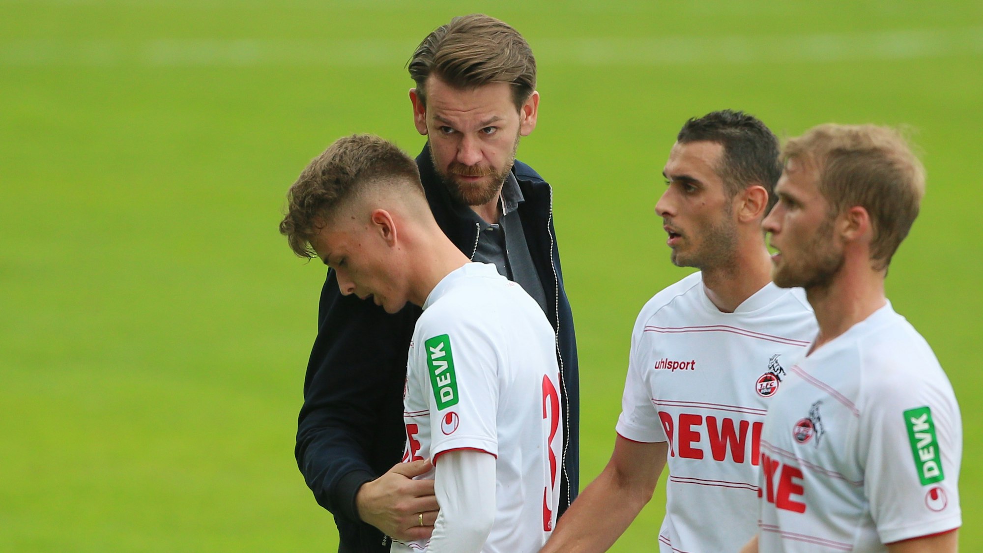 Thomas Kessler spricht mit den Spielern des 1. FC Köln nach dem Testspiel gegen den FC Bayern München.