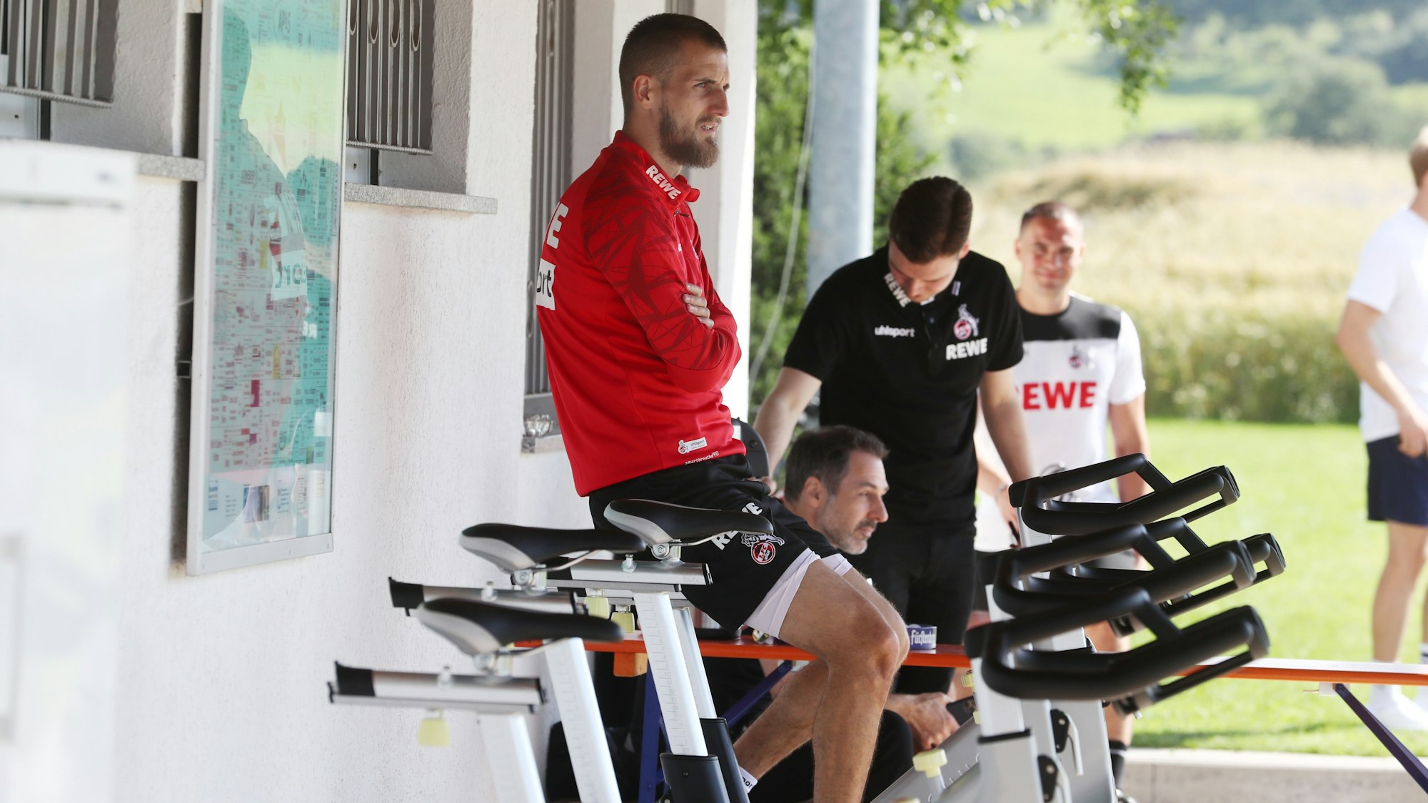 Dominick Drexler fährt im Trainingslager des 1. FC Köln Rad.