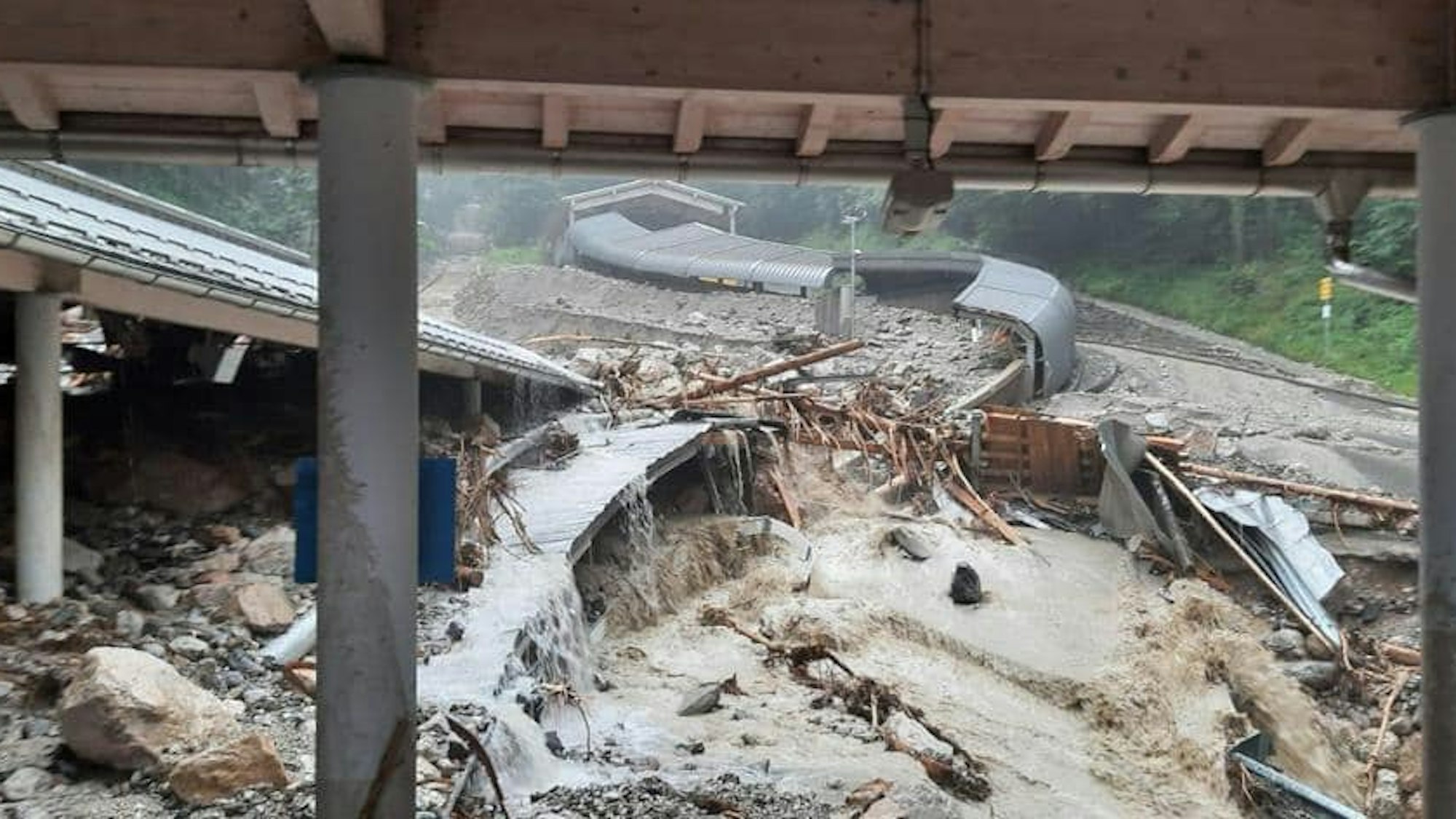 Die Eisarena am Königssee im Berchtesgadener Land ist durch das Unwetter stark beschädigt worden.