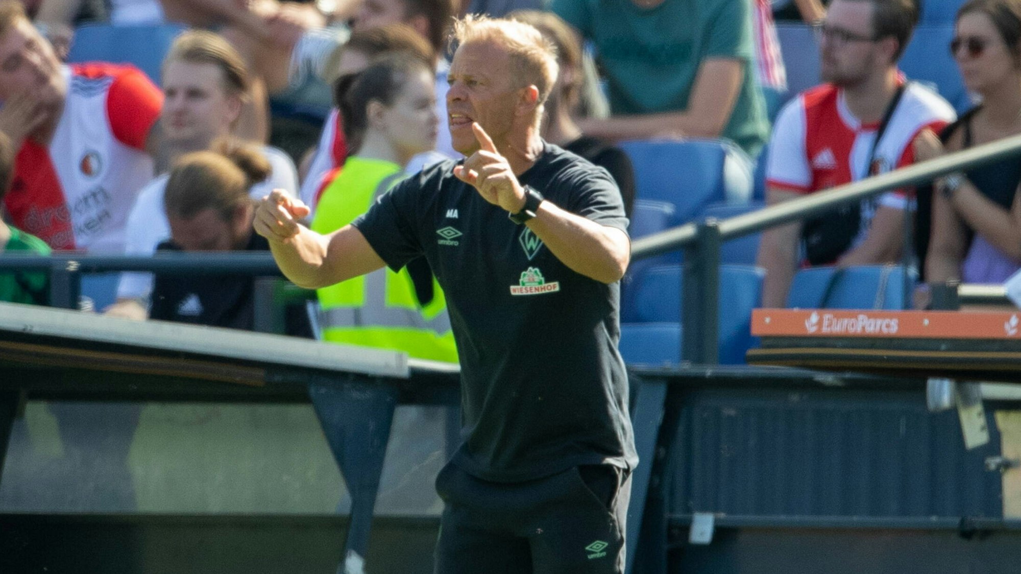 Markus Anfang gibt im Testspiel von Werder Bremen bei Feyenoord Rotterdam Anweisungen am Spielfeldrand.