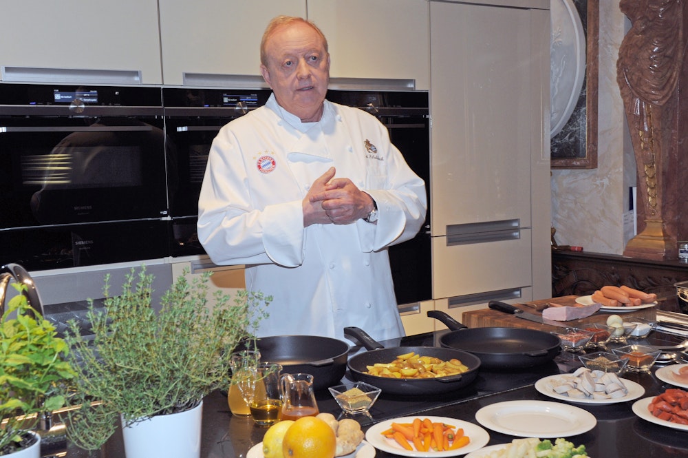 Sternekoch Alfons Schuhbeck kocht 2019 während eines Pressetermins für die neuen Folgen "Schuhbecks Küchenkabarett" in seiner Kochschule.