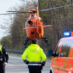Der Rettungshubschrauber Christoph 4 startet nach einem Unfall auf der Autobahn A7.