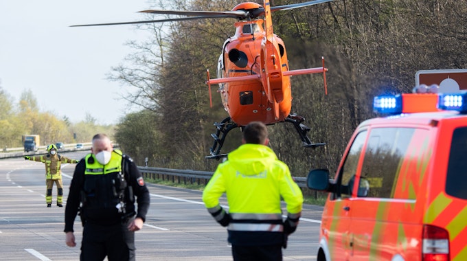 Der Rettungshubschrauber Christoph 4 startet nach einem Unfall auf der Autobahn A7.