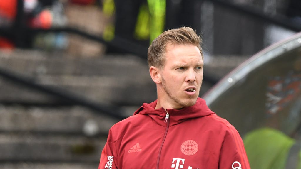 Bayern-Trainer Julian Nagelsmann mit nachdenklicher Miene beim Testspiel gegen den 1. FC Köln.