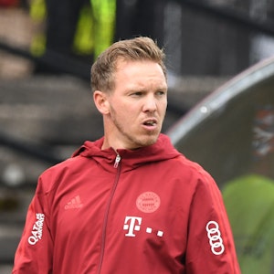 Bayern-Trainer Julian Nagelsmann mit nachdenklicher Miene beim Testspiel gegen den 1. FC Köln.