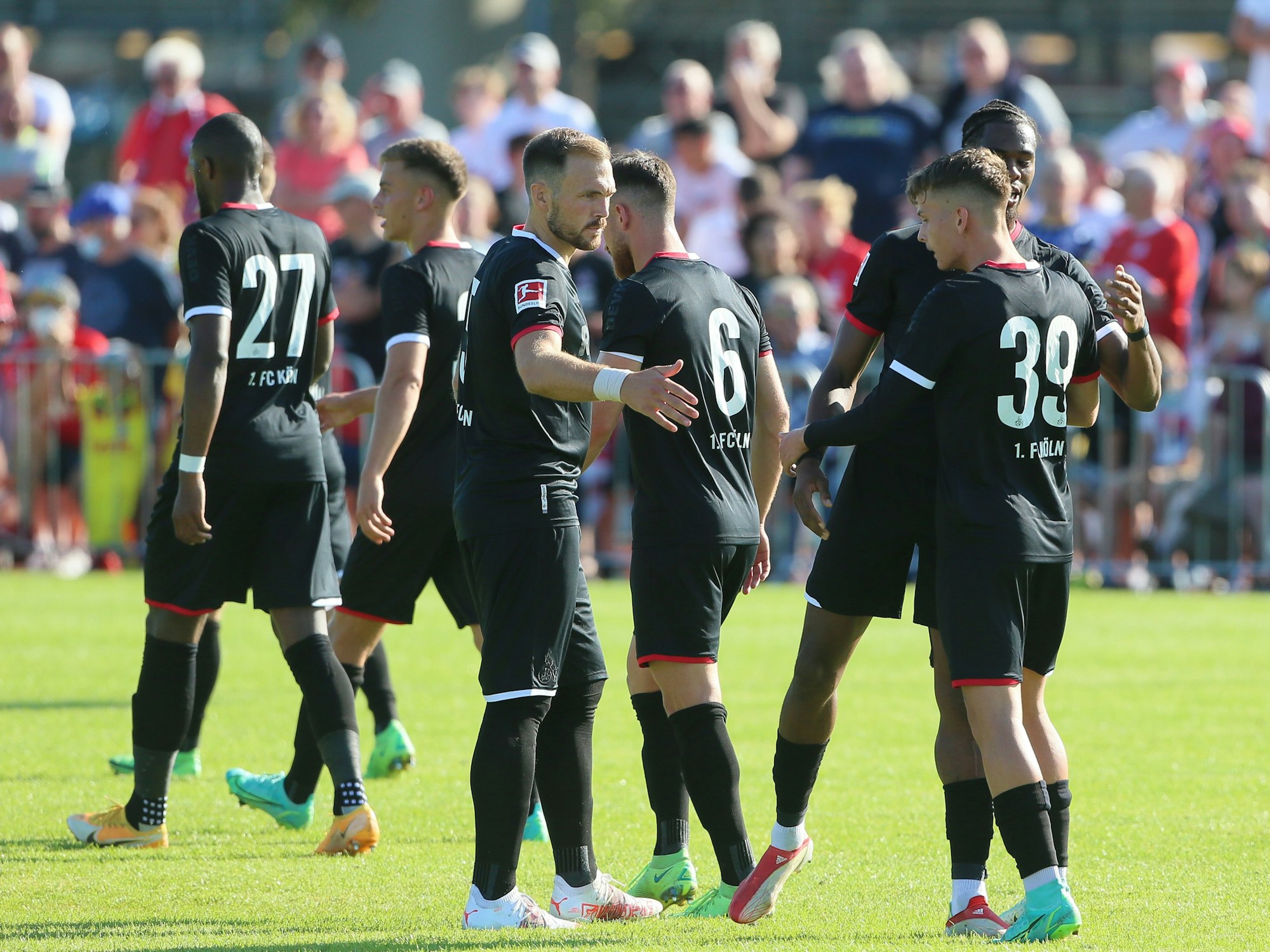 Der 1. FC Köln wechselt gegen den FC Schaffhausen.