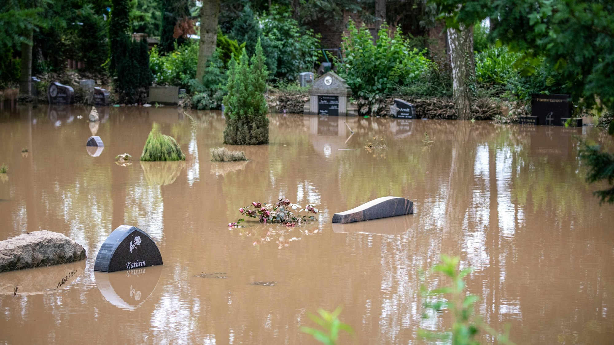 Der Friedhof im Ortsteil Liblar in Erftstadt ist überschwemmt.