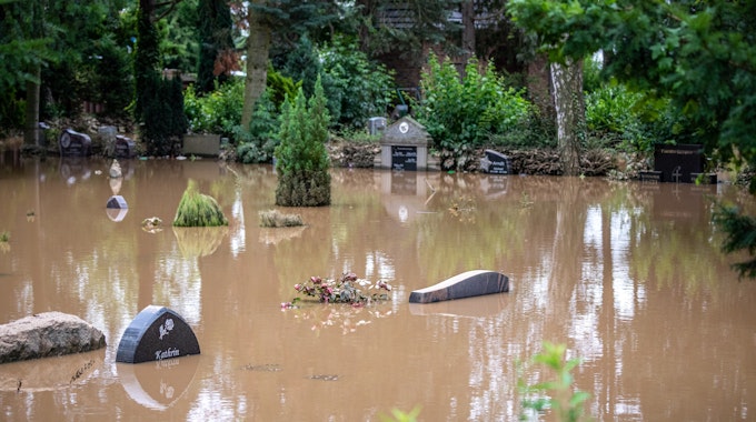 Der Friedhof im Ortsteil Liblar in Erftstadt ist überschwemmt.