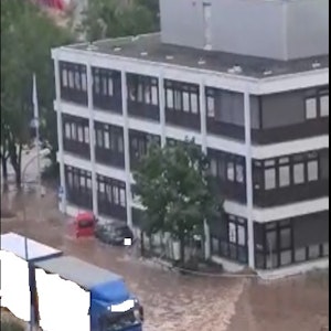 Lkw rast in Gerolstein durch das Hochwasser und sorgt für Flutwelle. Foto von der Polizei in Rheinland-Pfalz, honorarfrei