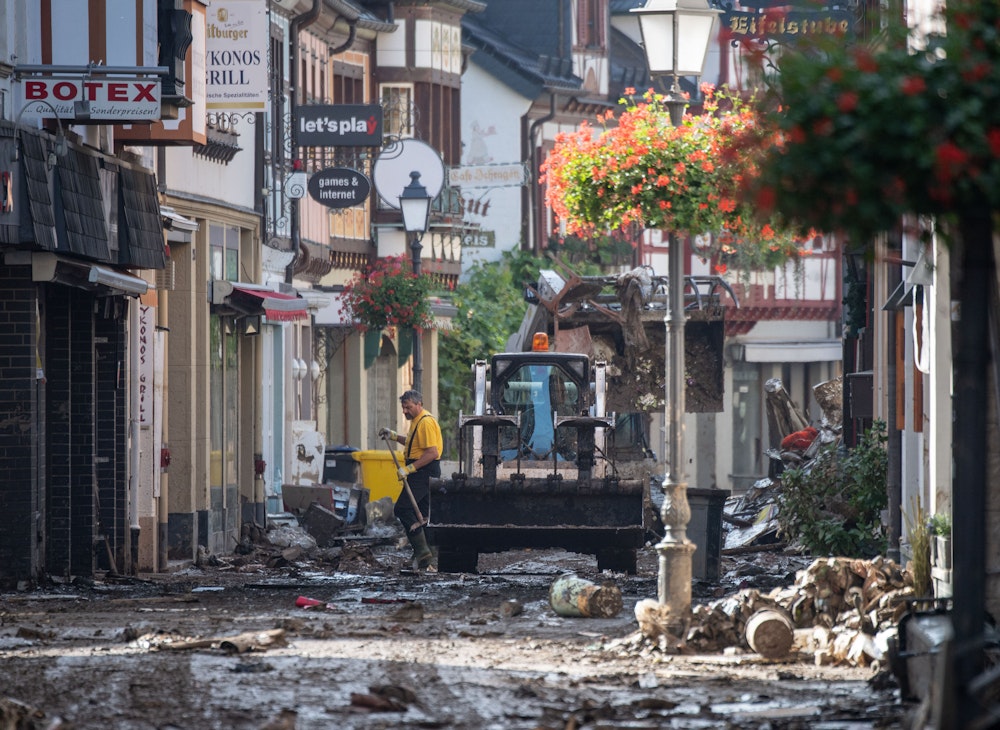 Helfer räumen nach der Überschwemmung in der Innenstadt von Ahrweiler auf.