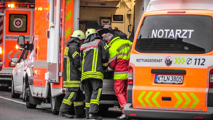 Rettungskräfte kümmern sich um einen Verletzten, schieben ihn in einen RTW.