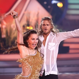 Rúrik Gíslason und Renata Lusin tanzen während „Let's Dance“.