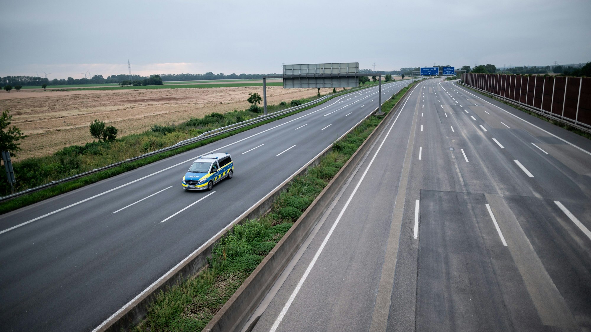 Die gesperrte Autobahn A1 am 16. Juli 2021 bei Blessem in Erftstadt. Ein Polizeiwagen kontrolliert die Strecke.