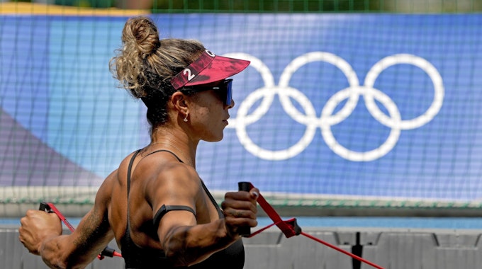 19.07.2021, Japan, Tokio: Brandie Wilkerson aus Kanada dehnt sich vor dem Training der Beachvolleyballerinnen bei den Olympischen Sommerspielen 2020. Foto: Charlie Riedel/AP/dpa +++ dpa-Bildfunk +++