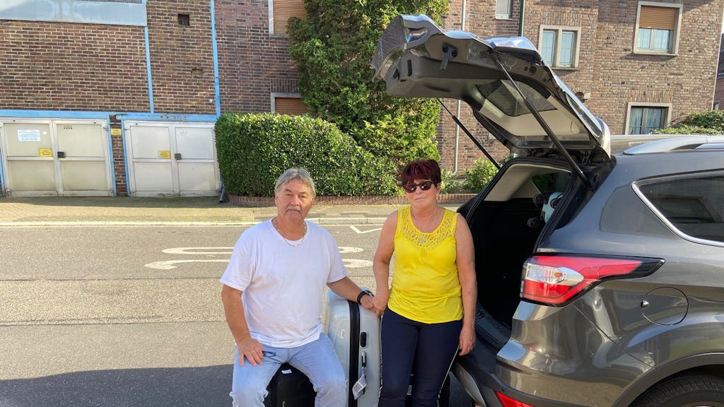 Detlev Knoblauch und seine Frau Käthe mit gepackten Koffern vor dem Auto.