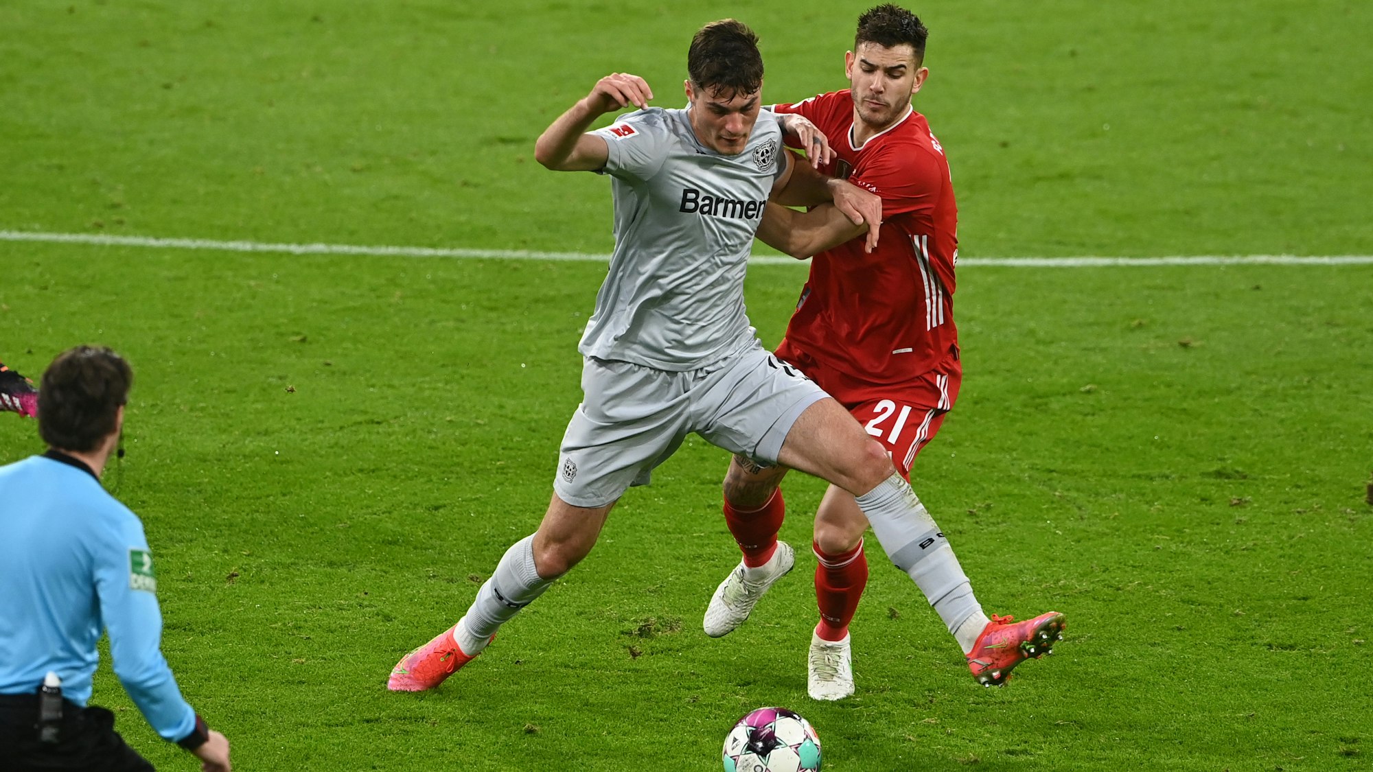 Lucas Hernandez kämpft mit Leverkusens Patrick Schick um den Ball
