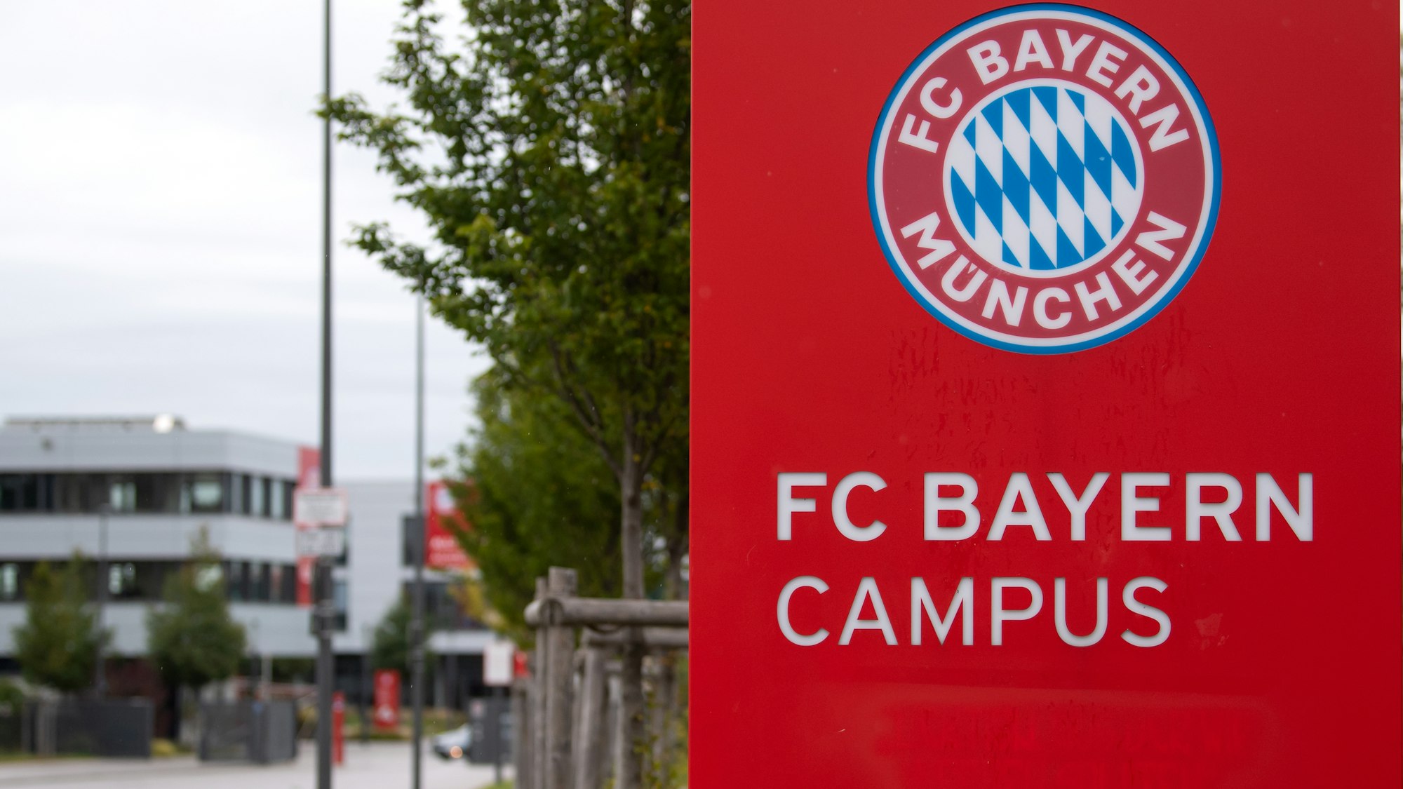 Ein Schild mit der Aufschrift „FC Bayern Campus“ ist vor dem Nachwuchsleistungszentrum der Münchener zu sehen.