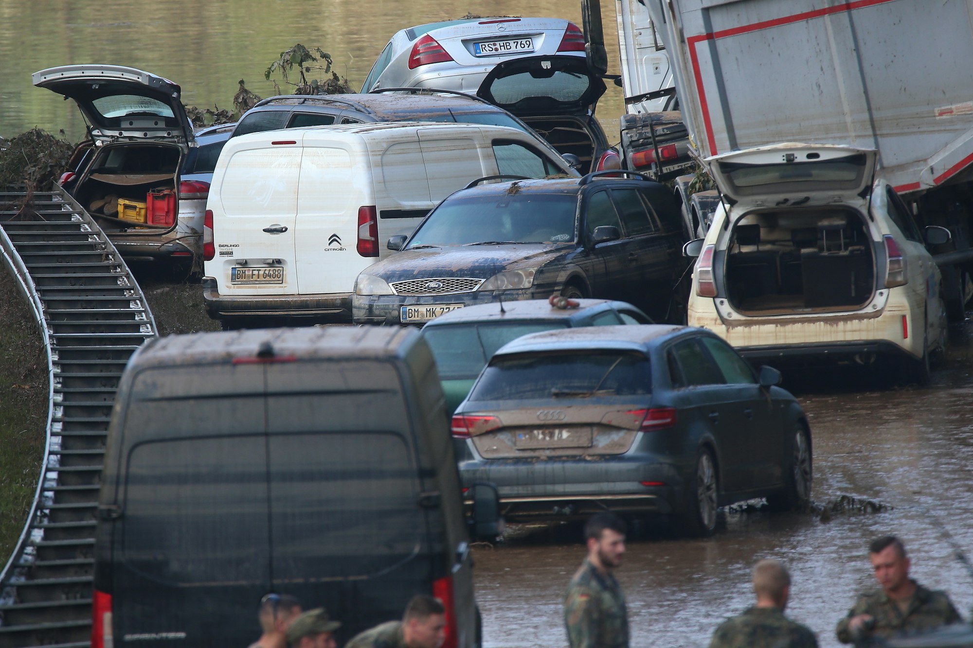Auf der B265 bei Erftstadt Liblar stehen Autowracks, die gestern noch unter Wasser waren.
