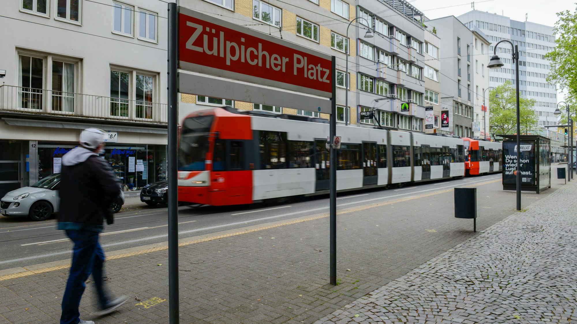 Eine Straßenbahn am Zülpicher Platz
