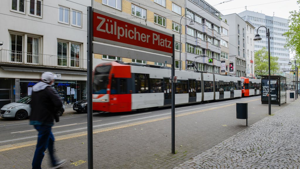 Eine Straßenbahn am Zülpicher Platz
