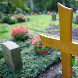 Ein Holzkreuz ist in Stuttgart auf dem Waldfriedhof neben anderen Gräbern zu sehen. Das Symbolfoto entstand 2010.