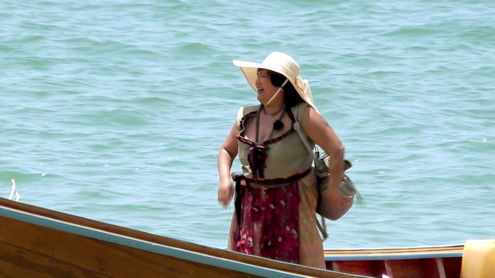 „Bauer sucht Frau“-Star Narumol steht bei den Dreharbeiten zu „Kampf der Realitystars" in einem Boot.