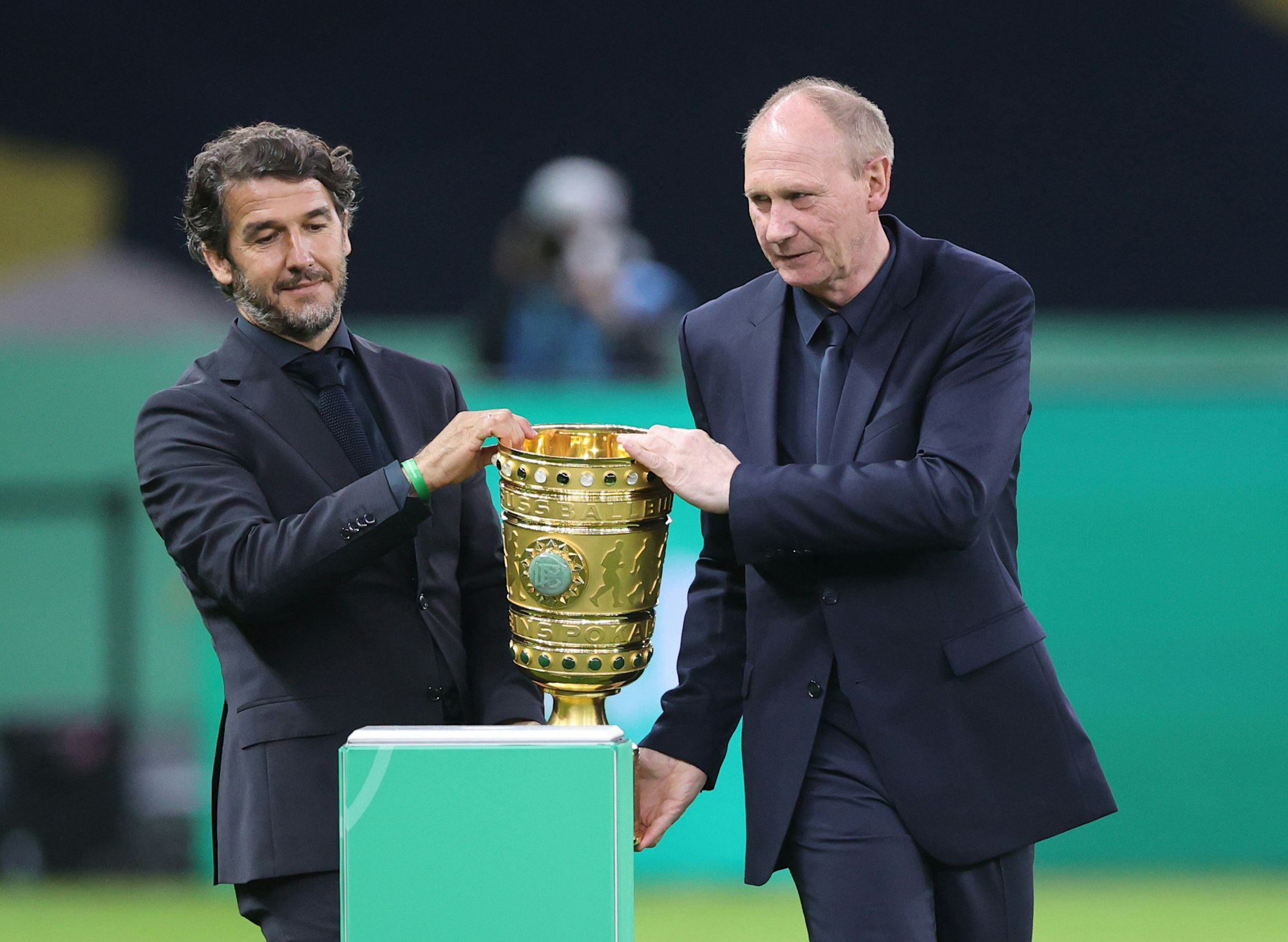 Karl-Heinz Riedle und Perry Bräutigam mit dem DFB-Pokal