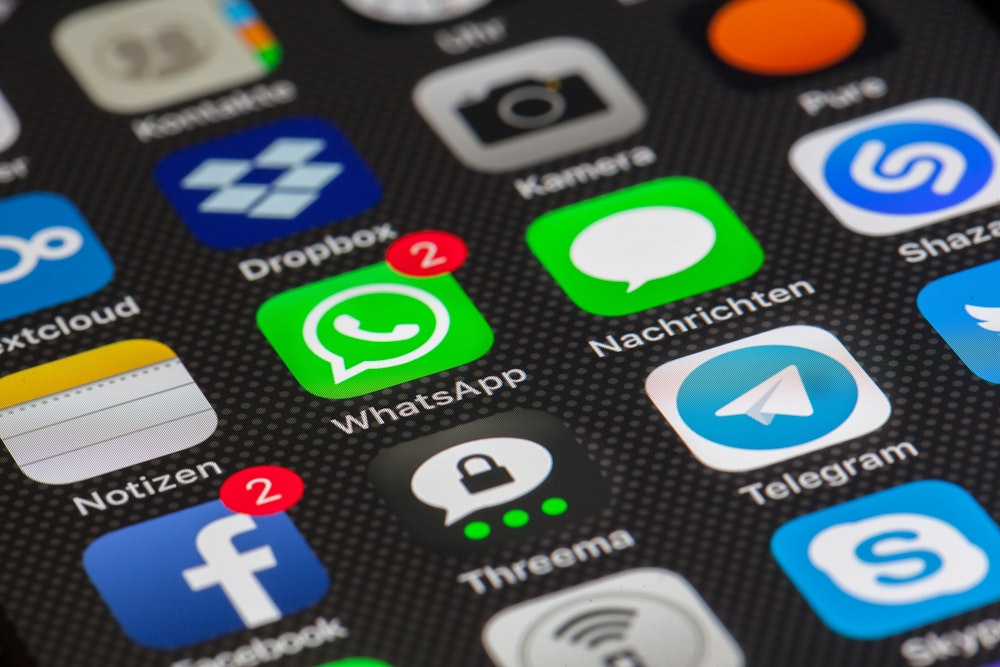 Das Foto zeigt verschiedene Messenger-Dienste wie WhatsApp und Facebook auf einem Handybildschirm.