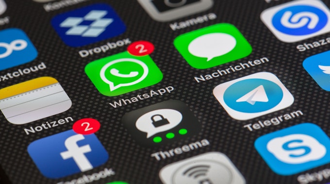 Das Foto zeigt verschiedene Messenger-Dienste wie WhatsApp und Facebook auf einem Handybildschirm.