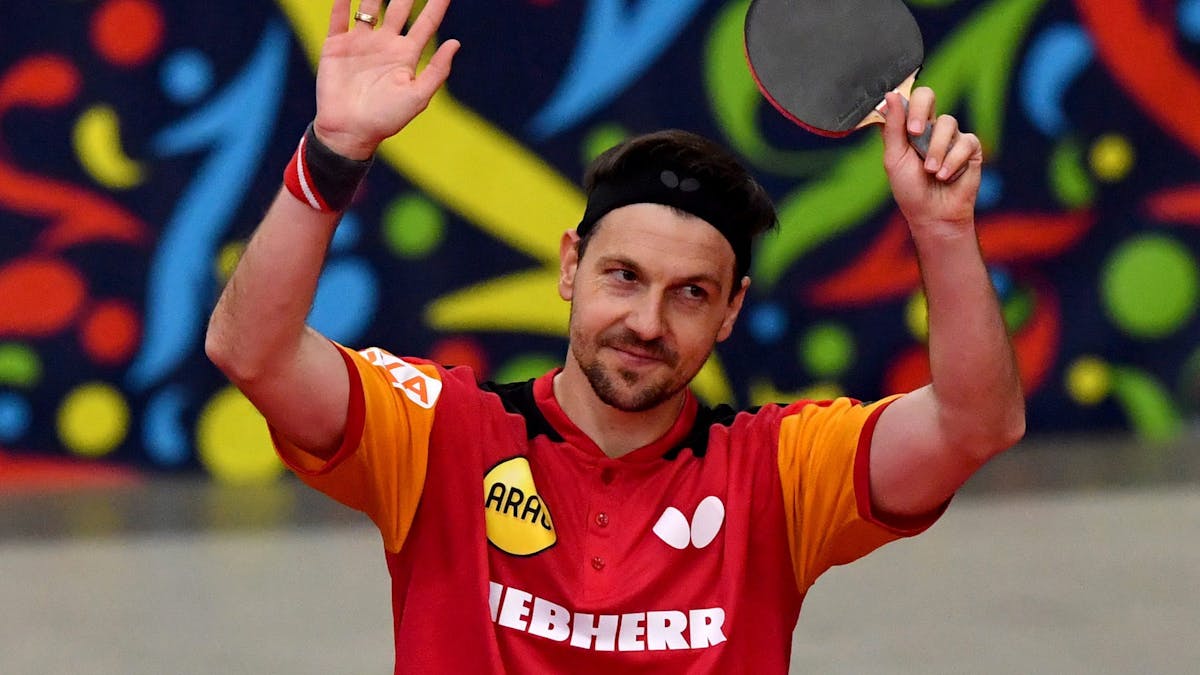 Timo Boll lässt sich nach dem Europameister-Titel feiern