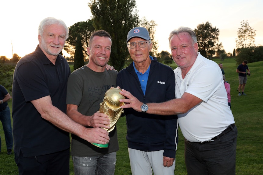 Andreas Brehme mit Rudi Völler, Lothar Matthäus und Trainer Franz Beckenbauer