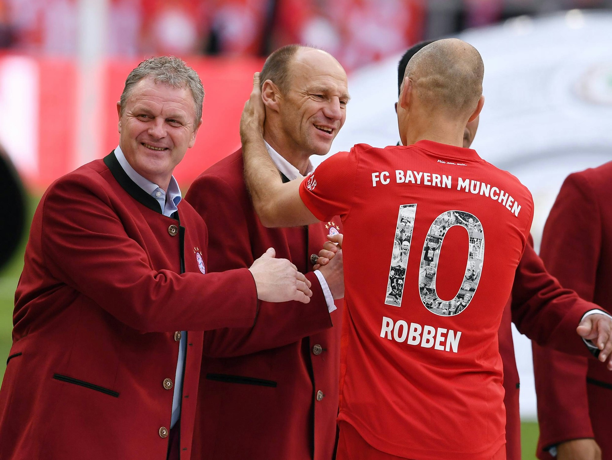 Hansi Pflügler gratuliert Arjen Robben