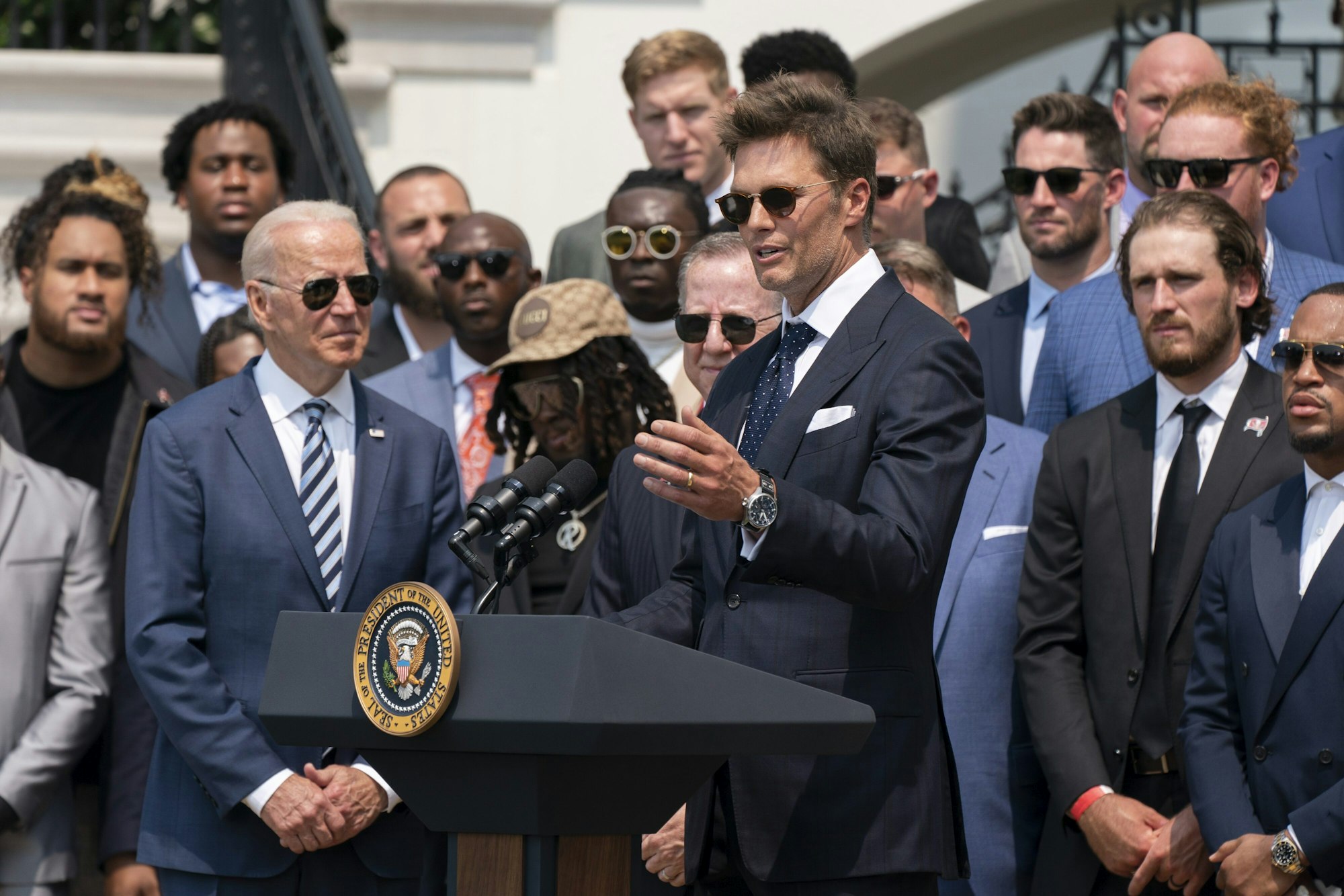 US-Präsident Joe Biden hört Quarterback Tom Brady zu