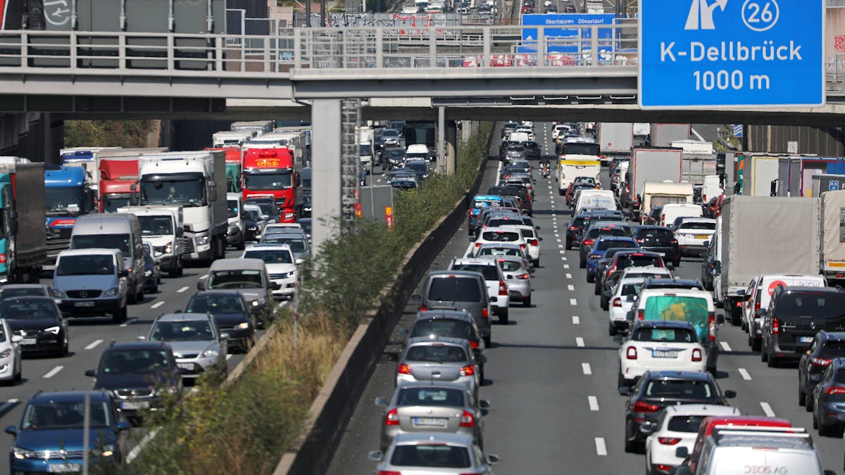 Fahrzeuge stehen auf der Autobahn 3 auf dem Kölner Ring im Stau.&nbsp;