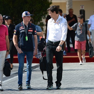 Toto Wolff (r.) mit Max (M.) und Jos Verstappen im Fahrerlager von Abu Dhabi im Jahr 2014.