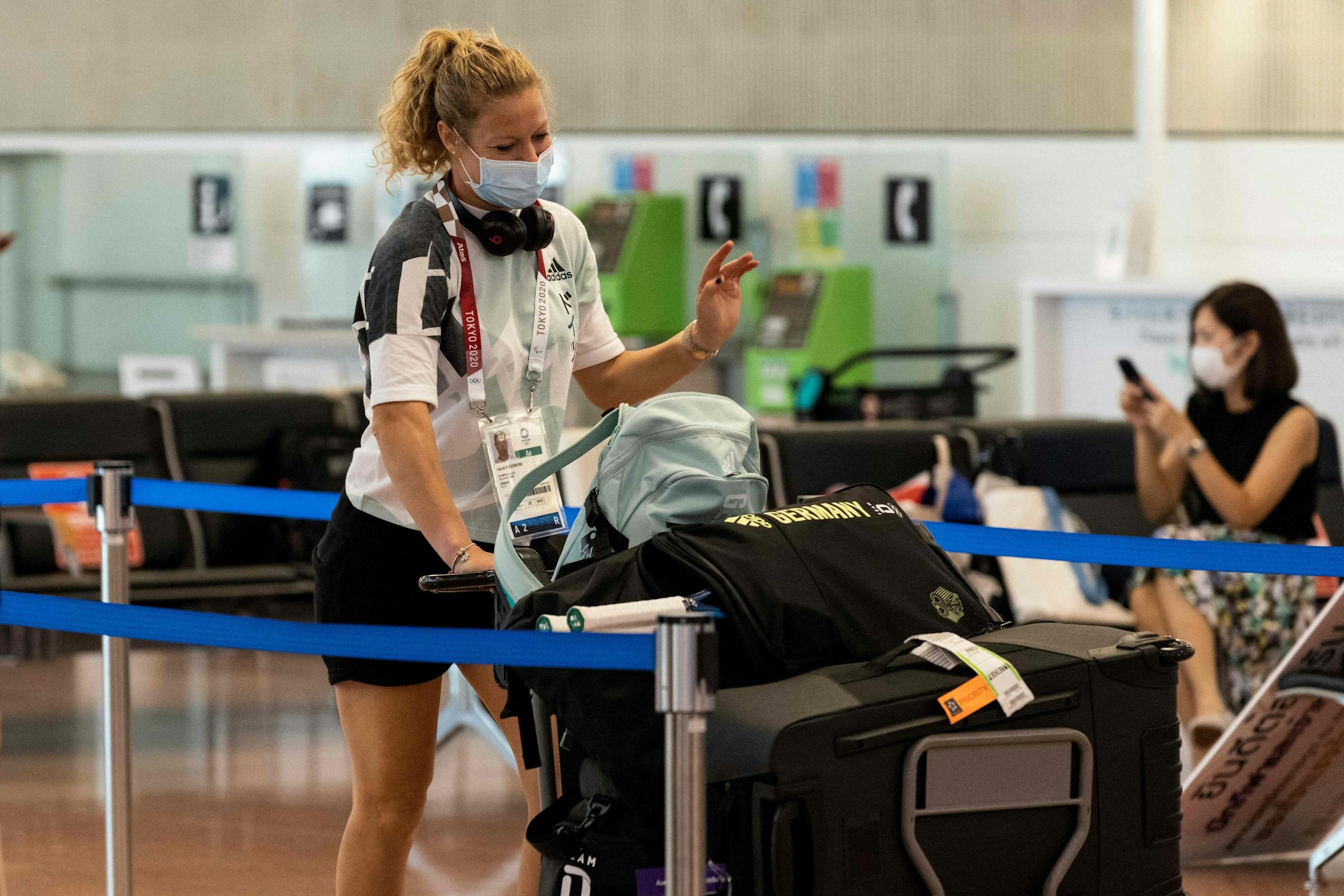 Laura Siegemund mit ihrem Gepäck am Flughafen von Tokio