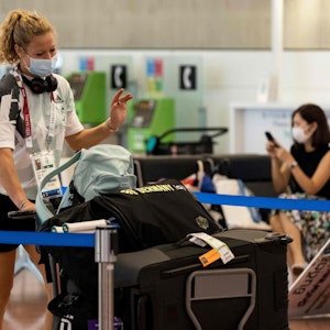 Laura Siegemund mit ihrem Gepäck am Flughafen von Tokio