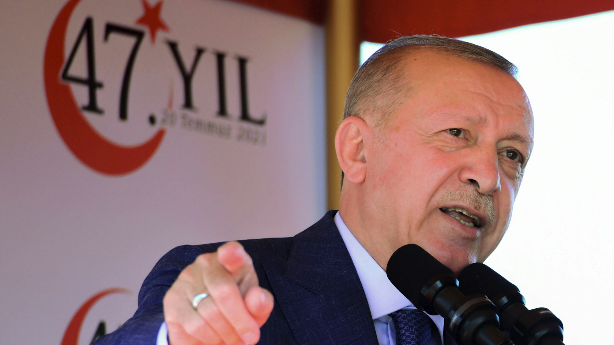 Der türkische Präsident Recep Tayyip Erdogan am 20. Juli 2021 bei einer Militärparade.