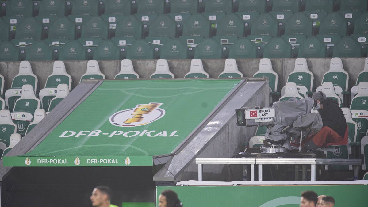 Eine TV-Kamera ist im DFB-Pokalspiel zwischen Wolfsburg und Schalke auf den Rasen gerichtet.