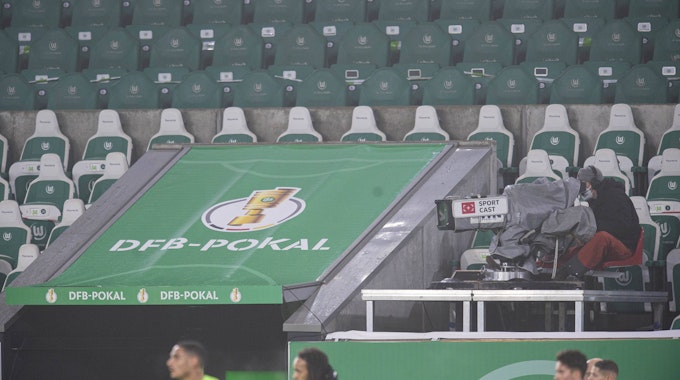 Eine TV-Kamera ist im DFB-Pokalspiel zwischen Wolfsburg und Schalke auf den Rasen gerichtet.
