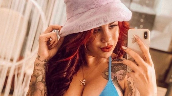 Tattoomodel und Influencerin Kate Merlan hat sich wegen ihrer "Lockenzehen" erneut operieren lassen.