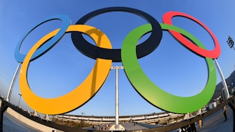 Die Olympischen Ringe stehen am Eingang des Maracana Stadions.