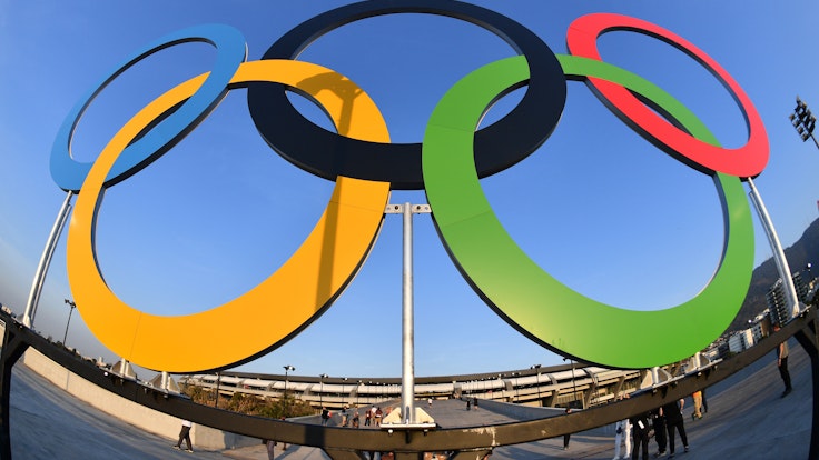 Die Olympischen Ringe stehen am Eingang des Maracana Stadions.