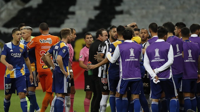 Spieler von Atlético Mineiro und Boca Juniors liefern sich am Spielfeldrand im Getümmel eine Diskussion.