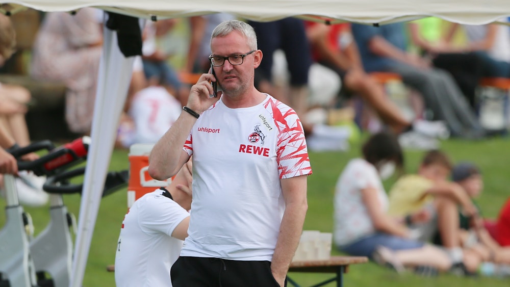 Alexander Wehrle telefoniert im Trainingslager des 1. FC Köln in Donaueschingen.