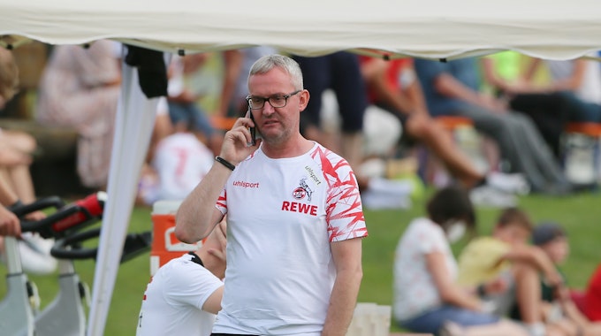 Alexander Wehrle telefoniert im Trainingslager des 1. FC Köln in Donaueschingen.