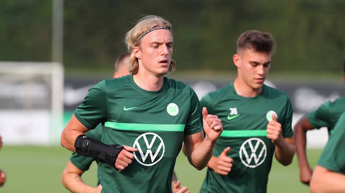 Sebaatiaan Bornauw trainiert mit dem VfL Wolfsburg in Bad Walterdorf.